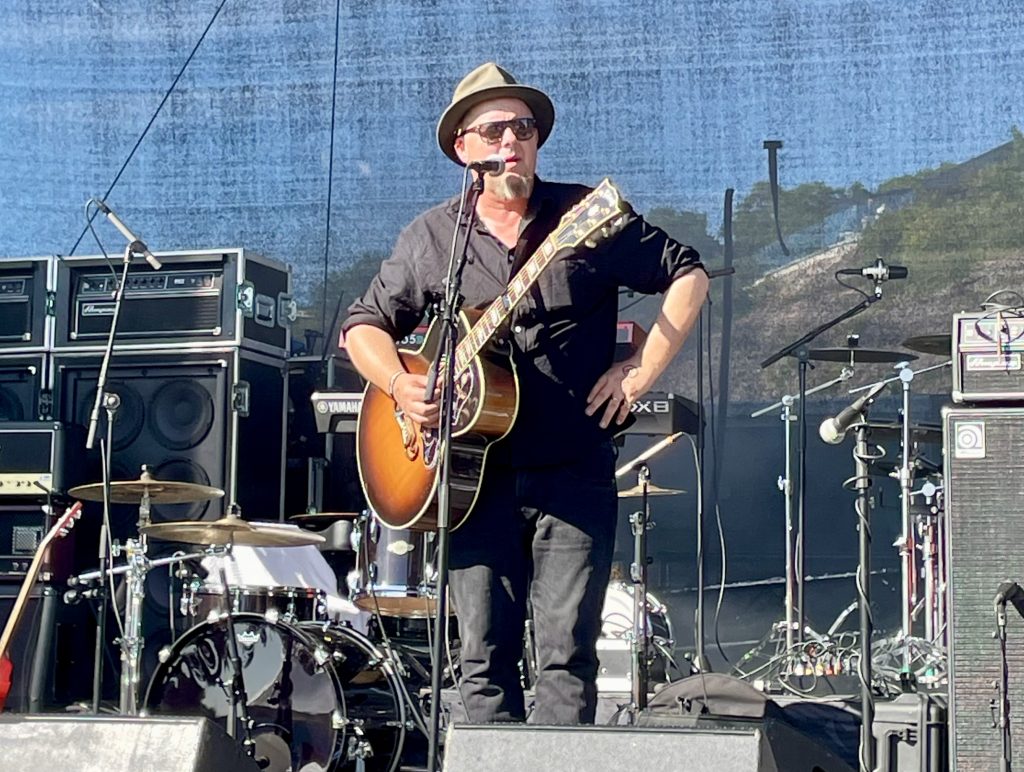 Kjempestemning på Høllesanden Live! 1 Stein Roger Sordal var første artist – med sin etter hvert varme gitar !