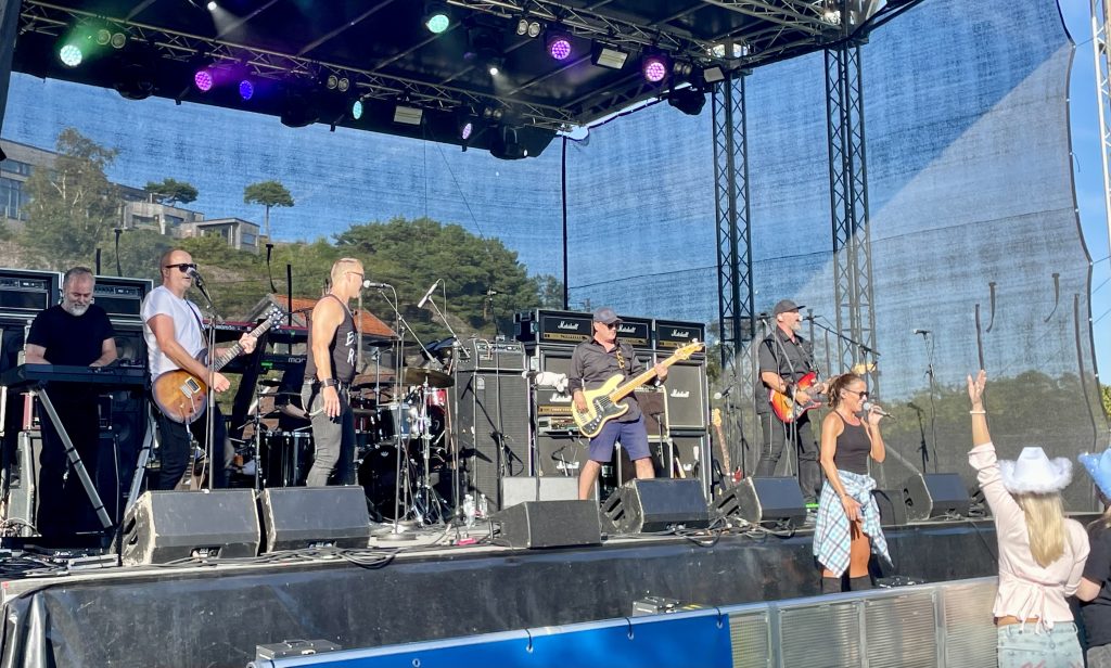 Kjempestemning på Høllesanden Live! 9 Glory days på scenen.