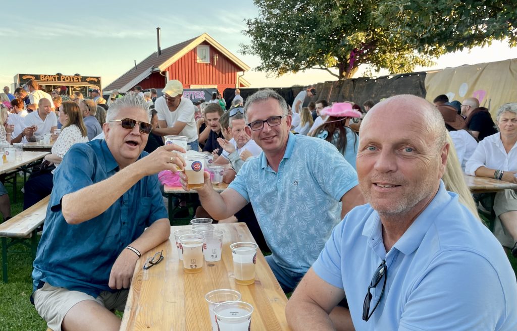 Kjempestemning på Høllesanden Live! 10 Erik Himberg ( til venstre) koste seg sammen med venner.