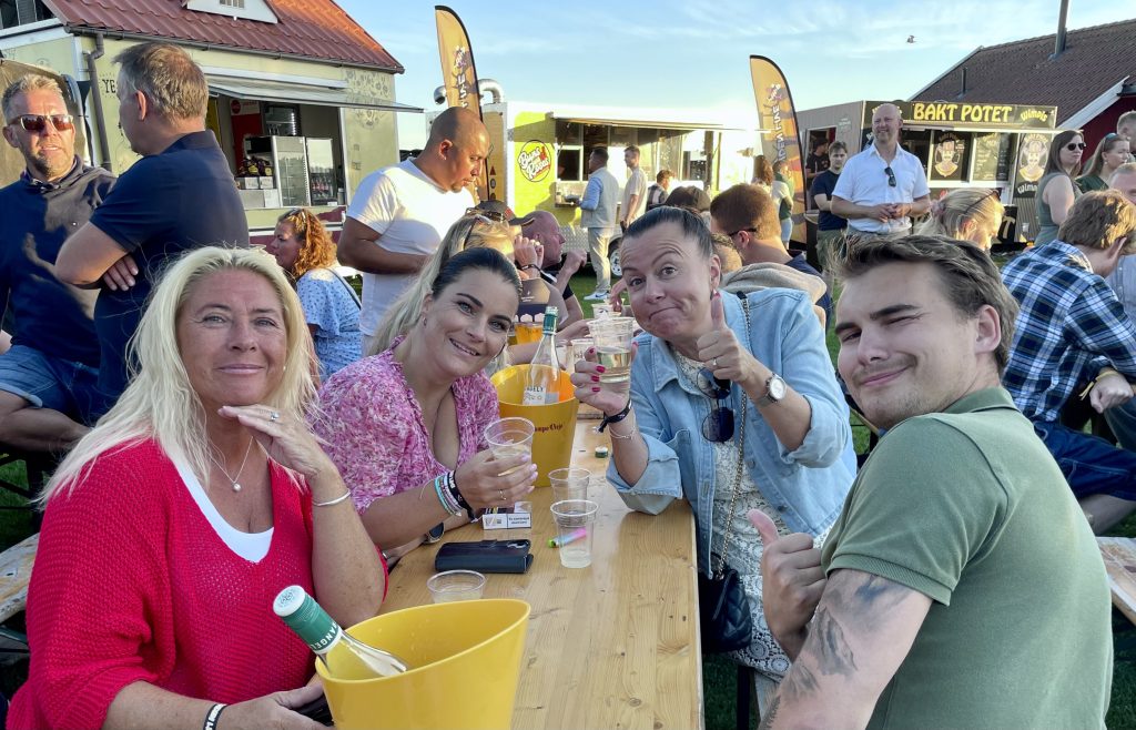 Kjempestemning på Høllesanden Live! 11 Rita ( fra venstre), Kathrine og Anne-Lene hadde det gøy på Høllesanden Live!