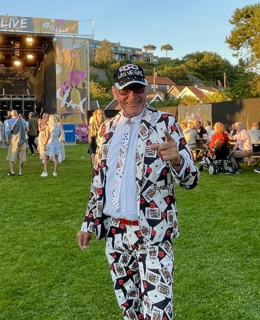 Kjempestemning på Høllesanden Live! 13 Even Kogstad var selvfølgelig på plass i en av sine mange kule dresser.
