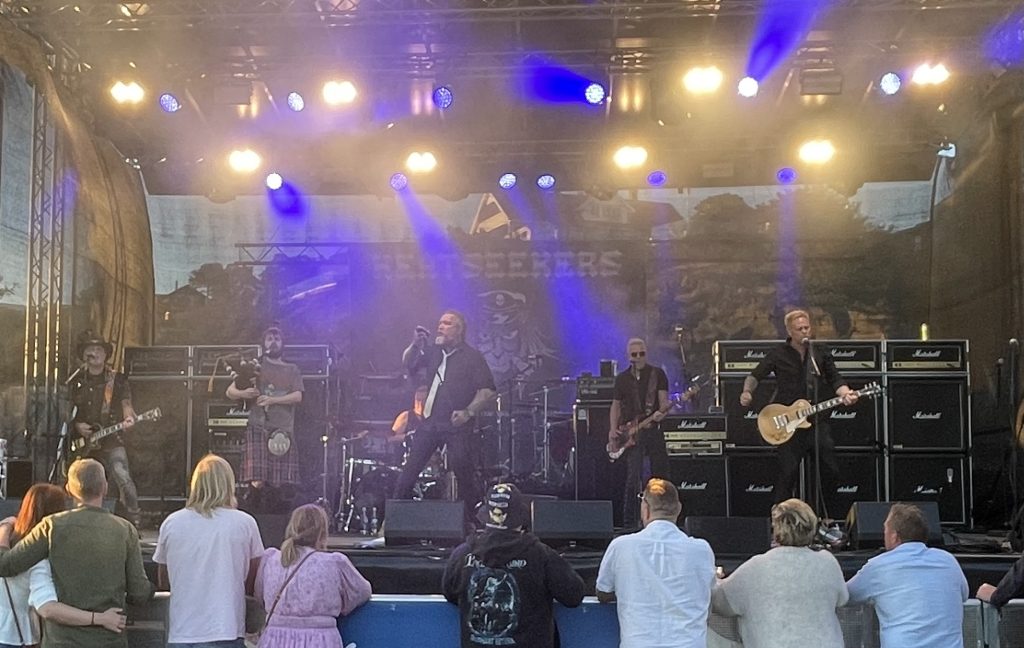 Kjempestemning på Høllesanden Live! 14 Heatseekers sørget for at hardrockerne fikk sin dose med musikk.