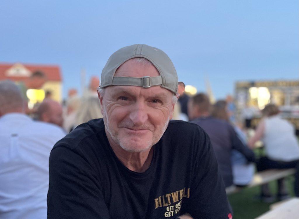 Kjempestemning på Høllesanden Live! 4 Cars and coffee sjefen Hans Tore Tangerud koste seg på Høllesanden Live.