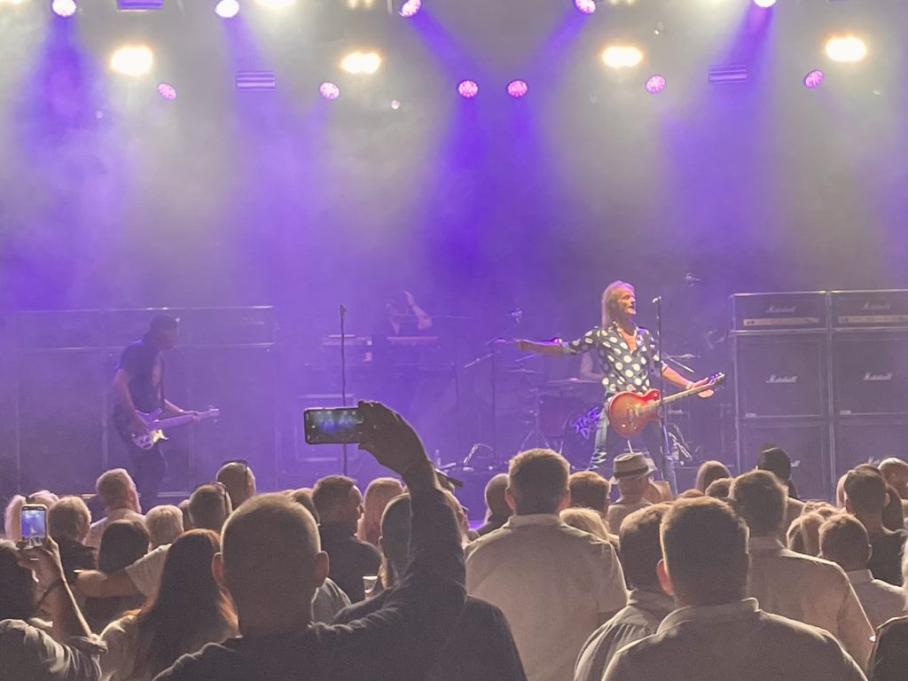 Kjempestemning på Høllesanden Live! 3 Stage Dolls avsluttet kvelden med masse fans foran scenen.