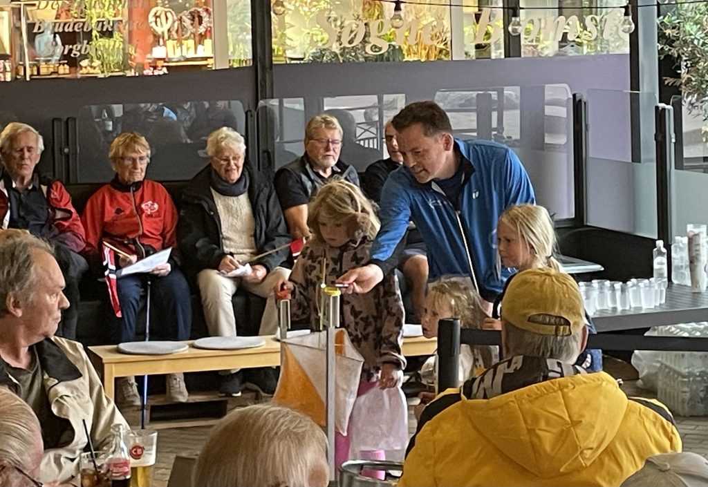 O-folket inntok Tangvall sentrum 1 Familien Solvik Holmen stempler på publikumsposten.