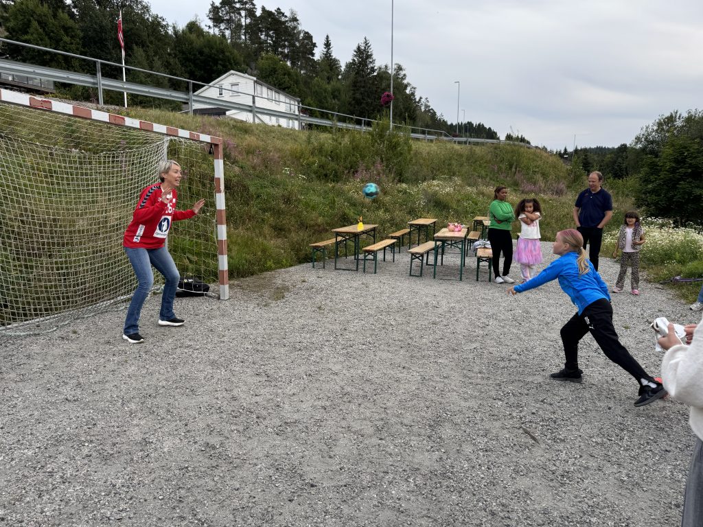 Populært besøk av verdens beste håndballkeeper 6 Tenk å skyte med verdens beste keeper i mål. Mange prøvde seg.