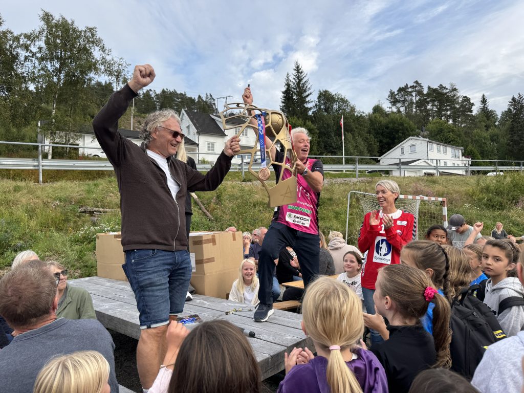 Populært besøk av verdens beste håndballkeeper 1 Katrine Haugland ropte opp initiativdeltakerne og sponsorene Alf Aabel og Kollbjørn Hærås som kaller seg To gode naboer og var opphavet til en flott kveld i Kilen Naturpark.