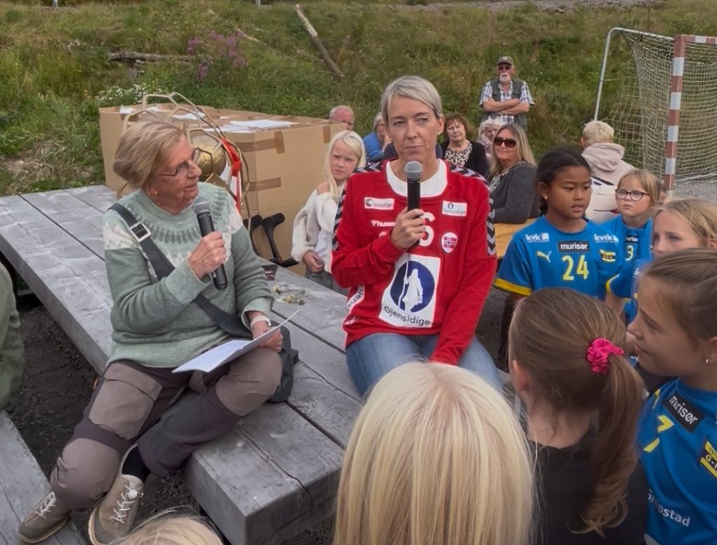 Populært besøk av verdens beste håndballkeeper 3 Kristine Lunde bøy virkelig på seg selv under intervjuet med Anne Lise Riseng.