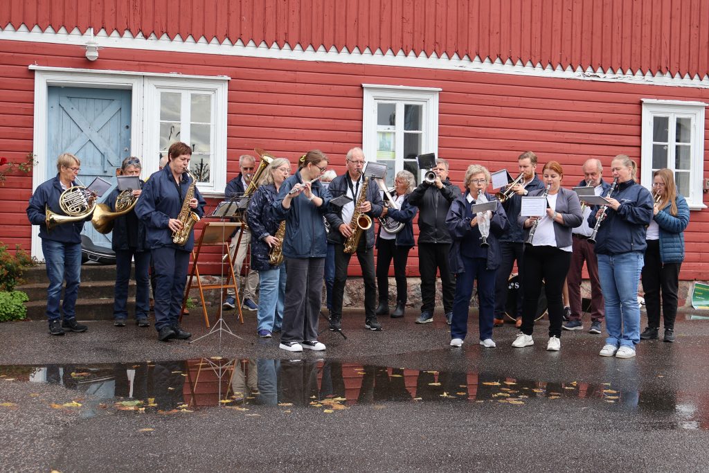 Et koldtbord av tilbud på Elvefestivalen 2 Søgne Musikkorps satte stemningen med feiende flott musikalsk åpning av Elvefestivalen.