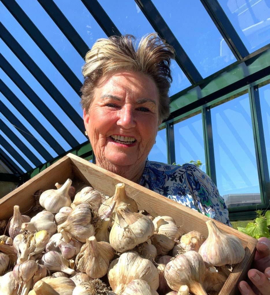 Anita S. Dietrichson gir råd til hvitløksdyrking.
