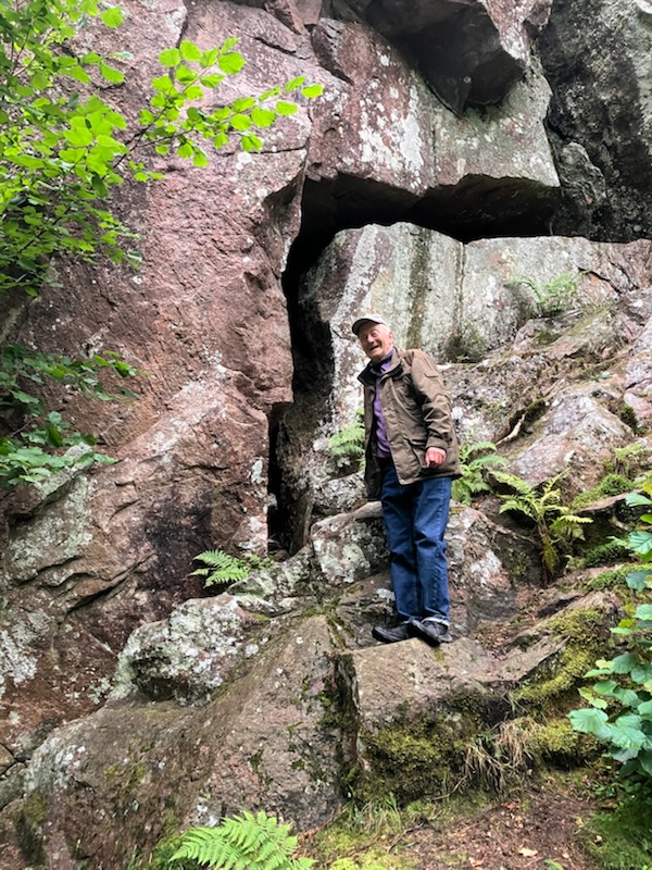 Jostein Andreassen viser sprekken i fjellet hvor en kan gå gjennom "trollet"!