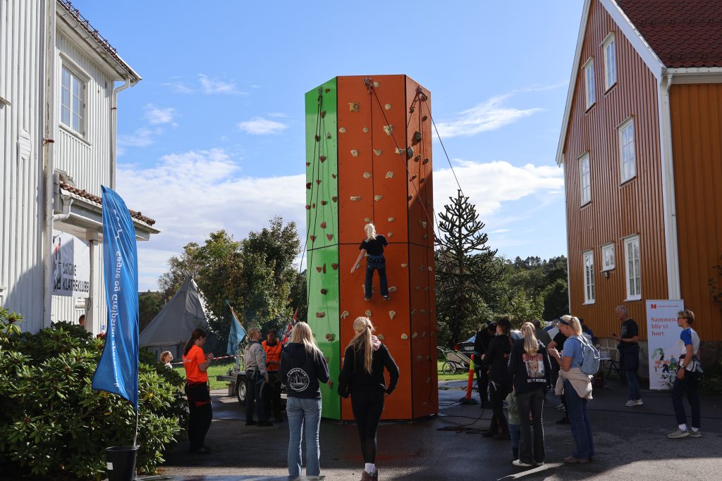 Et koldtbord av tilbud på Elvefestivalen 3 Flott tilbud fra klatreklubben med klatretårn.