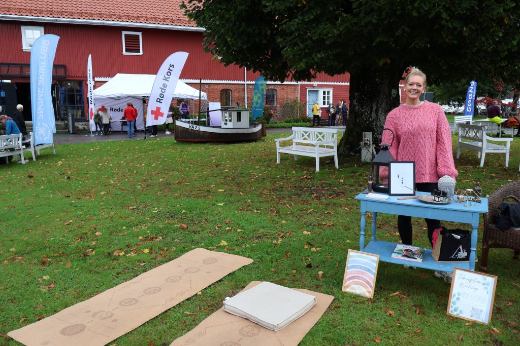 Et koldtbord av tilbud på Elvefestivalen 13 Yogaskogen rullet ut yogamatter og tente røkelse.