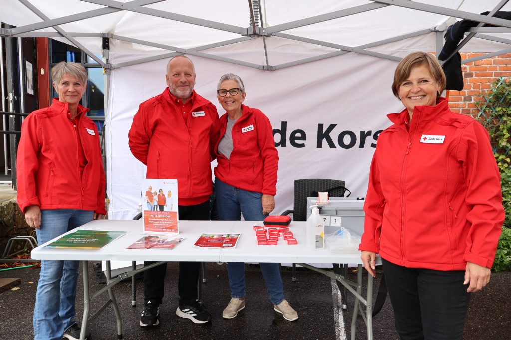 Et koldtbord av tilbud på Elvefestivalen 5 Søgne Røde Kors reklamerte for kurs for å være besøksvenn på sin stand.