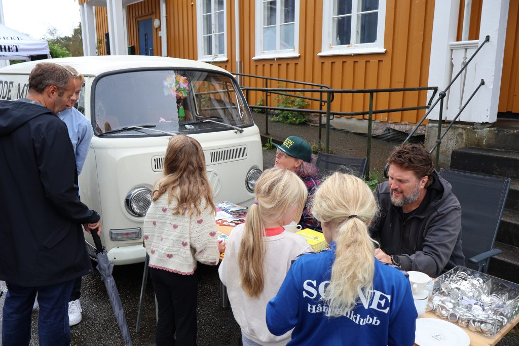 Et koldtbord av tilbud på Elvefestivalen 10 Populært med buttonslaging hos Smeigedag!