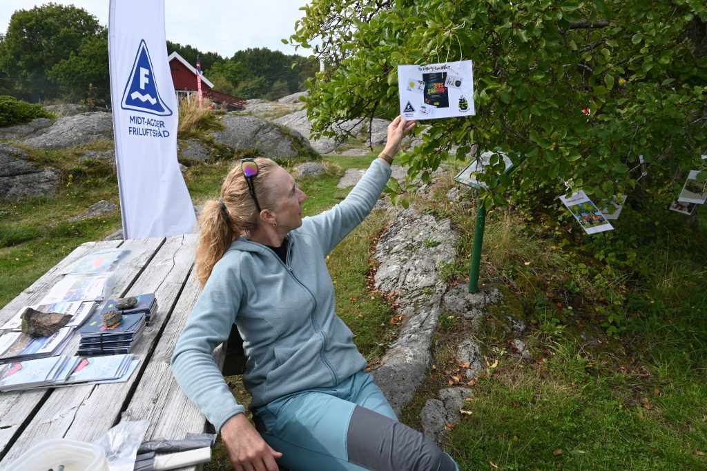 Flott familiedag i Helleviga og Romsviga! 1 Janne Johnsen viser informasjon om Friluftsknappen.
