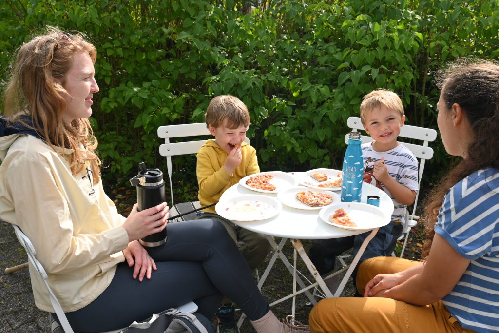 Flott familiedag i Helleviga og Romsviga! 10 Reidun, Malti, Bjørn Alverin og Anniken nyter pizzaen som barna var med å lage.