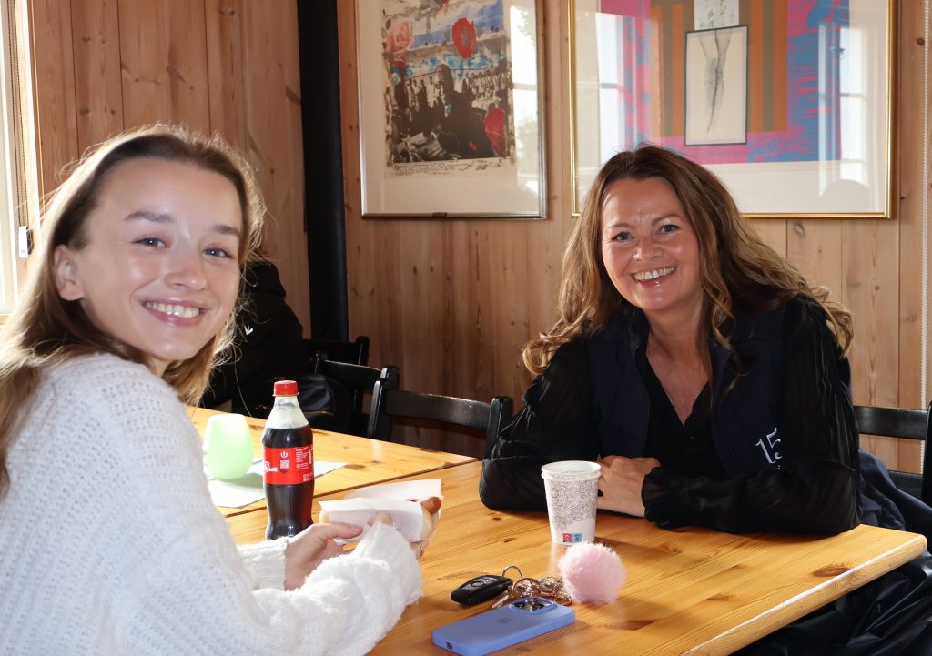 Et koldtbord av tilbud på Elvefestivalen 15 Foredragsholder Hilde Wøhni, journalist i Fædrelandsvennen, koste seg i Prestegårdskafeen sammen med datteren Maria.