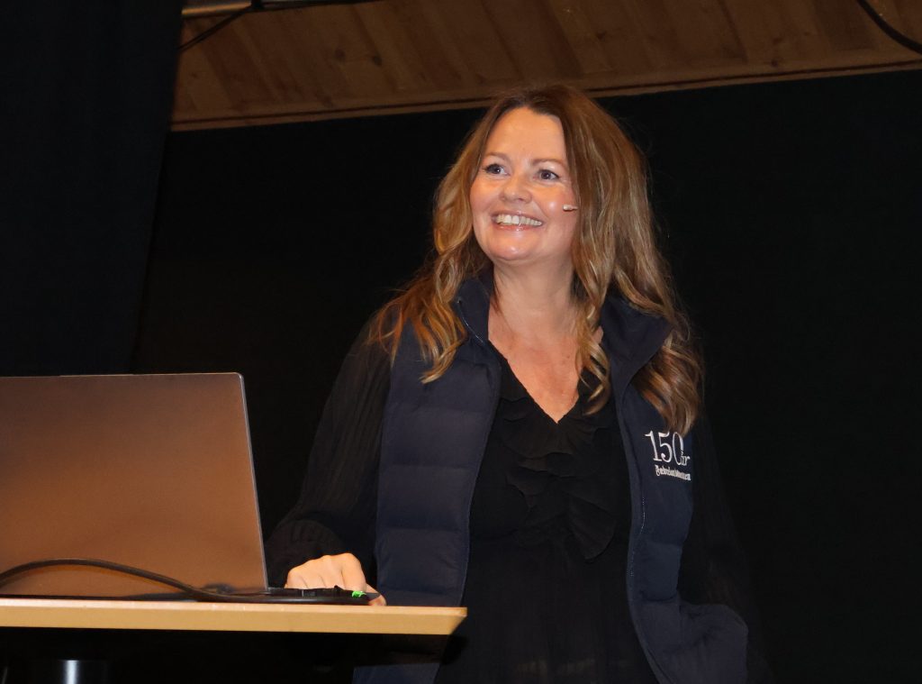 Et koldtbord av tilbud på Elvefestivalen 21 Journalist Hilde Wøhni holdt et inspirerende foredrag i kultursalen.