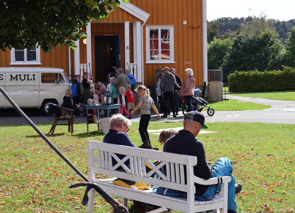 Et koldtbord av tilbud på Elvefestivalen 7 Mange koste seg ute på prestegården.