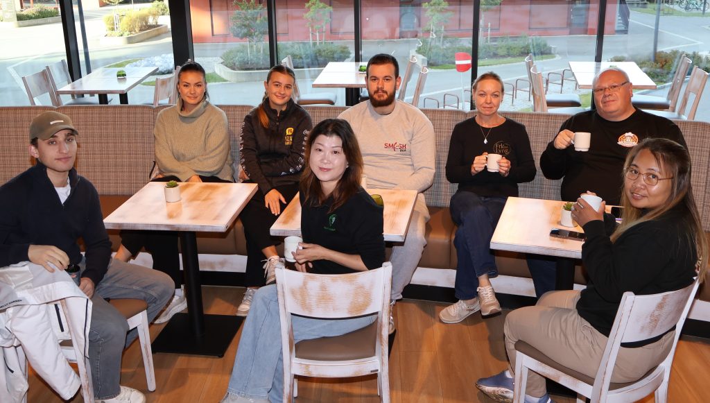 Vi gleder oss til Mad Uga i høst! Inviterer fra venstre Saed Hoem fra MIX, Susanne Bekkeli fra Edgars, Thea Bodin, PB-Søgne, Rinnie Zhang fra Happy Panda foran og bak Damjan fra Smashbua, Kirsten Støyl fra Frk Lyng, Fred Holger og Malinee Hansen fra Kanteera Thai Food Trailer.