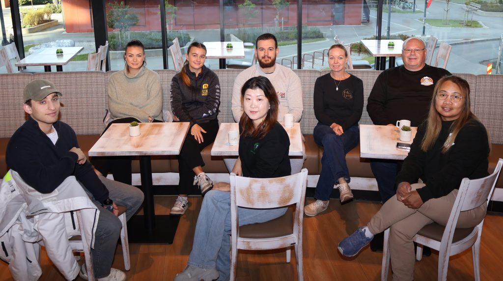 Vi gleder oss til Mad Uga i høst! Inviterer fra venstre Saed Hoem fra MIX, Susanne Bekkeli fra Edgars, Thea Bodin, PB-Søgne, Rinnie Zhang fra Happy Panda foran og bak Damjan fra Smashbua, Kirsten Støyl fra Frk Lyng, Fred Holger og Malinee Hansen fra Kanteera Thai Food Trailer.