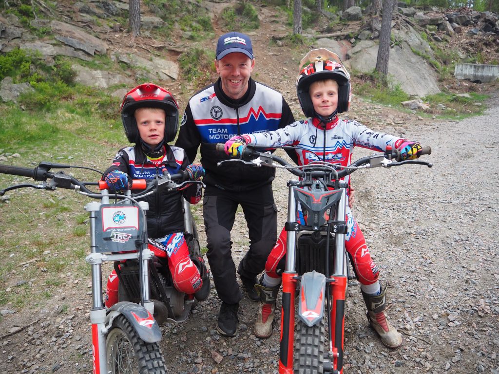 Mardon Moi sammen med sønnene Mathias (10) og Marcus (7) som i likhet med far og bestefar, elsker trial.