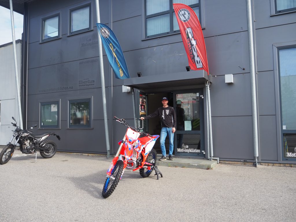 Mardon Moi utenfor Motorsyklisten på Høllen Vest hvor han har jobbet siden 2012. 