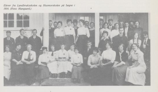 Foto fra perioden Mathilde og Lars Stendahl bestyrteLandbruksskolen, tatt foran den nye Husmorskolen (Bråstad, Kjell: Søgneboka 1 (1987:29)