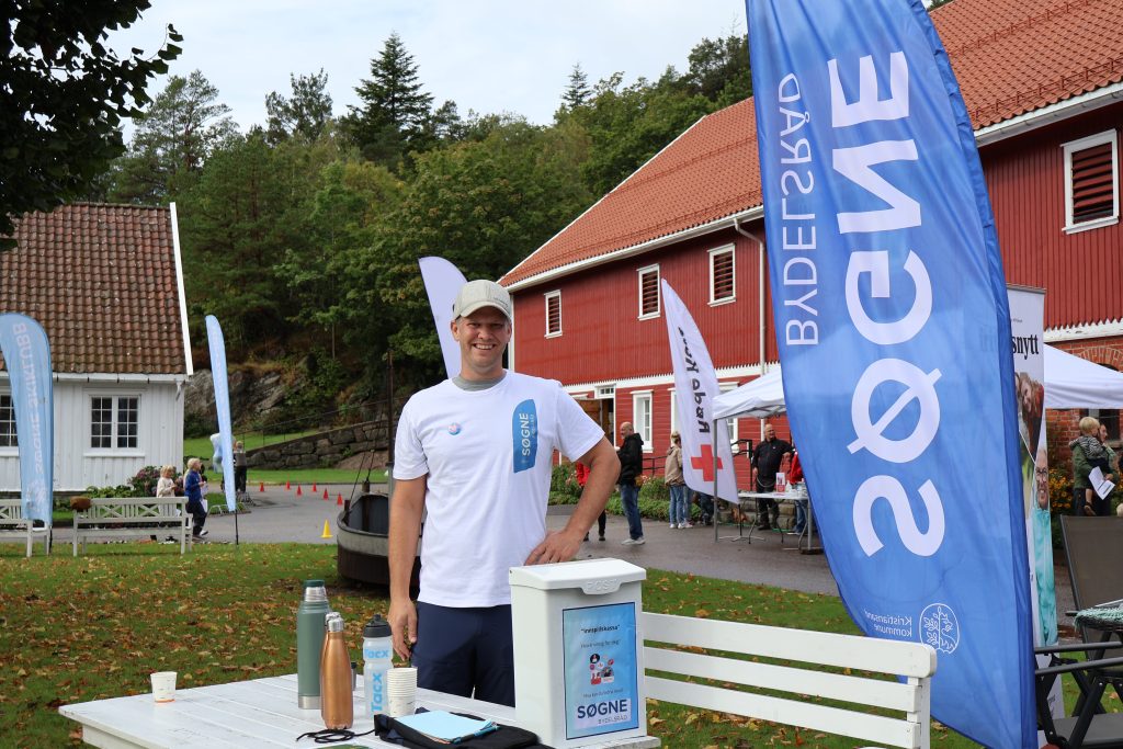 Et koldtbord av tilbud på Elvefestivalen 9 Søgne bydelsråd hadde stand, og flere representanter tilstede.