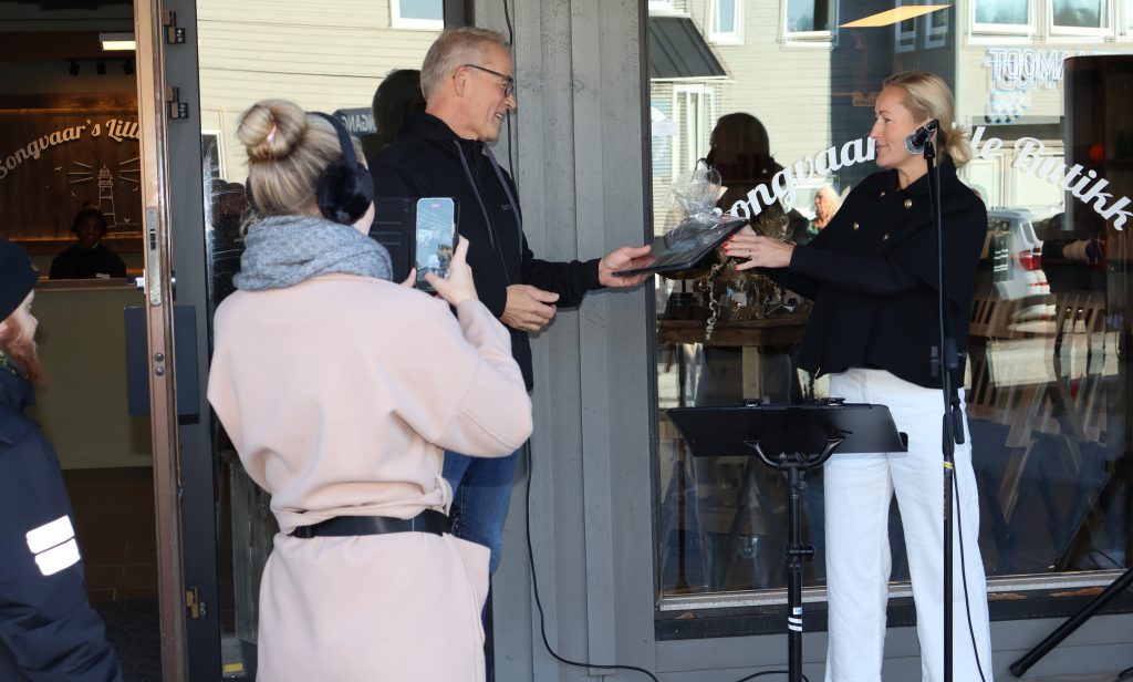 Varaordfører Charlotte Beckmann Finnestad holdt tale, klippet snora og overrakte gave fra Kristiansand kommune til daglig leder Kjetil Olsen.