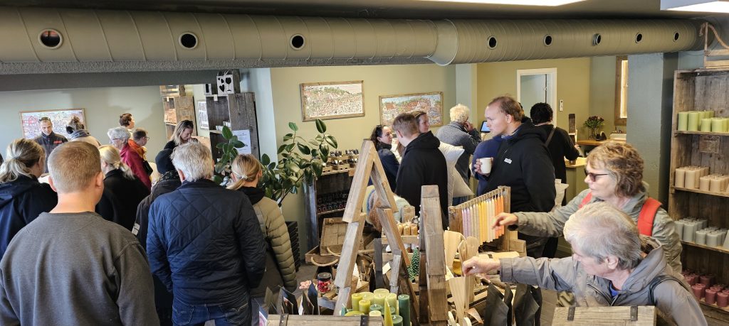 Det ble fullt på åpningsdagen i Songvaars lille butikk!