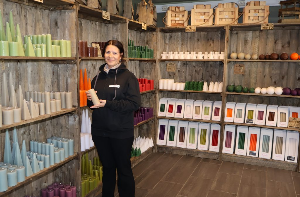 Anne Lene Hansen viser det store lysutvalget fra Reno.