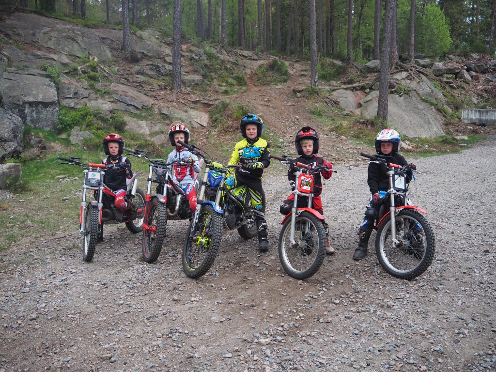 Marcus Moi, Mathias Moi, Olai Paulsen, Leander Paulsen og Othilie Erland tar seg tid til litt fotografering.