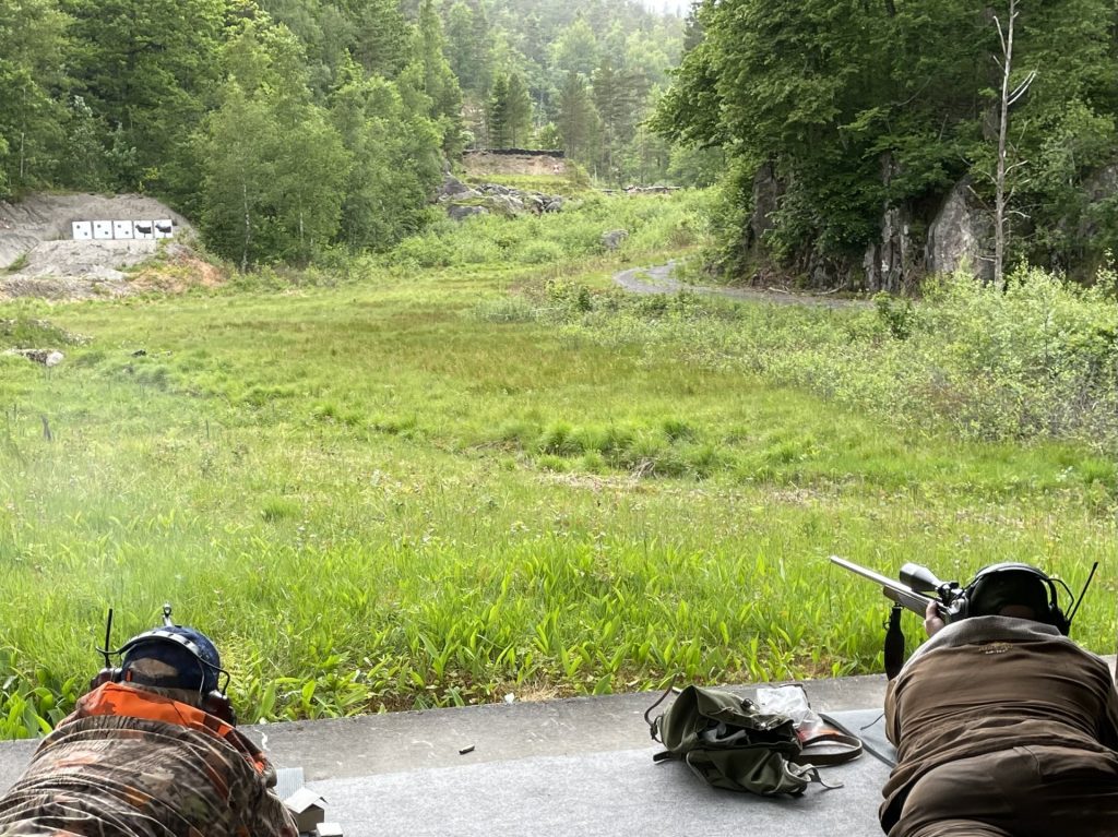 Helge Nygård nede til venstre skyter jegerprøven på Trydalen skytebane.
