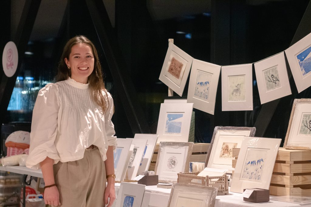 Damenes Aften på Tangvall Arena 6 Kunster Astrid Bråthen stiller med egen stand for å vise fram kunsten sin.
