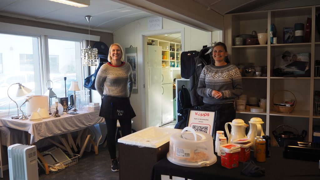 Nytt Liv på Nodelandsheia 1 Eileen Halvorsen og Elisabeth Bjørnestøl trives med å stå i den nye bruktbutikken Nytt liv som drives av Songdalen Frikirke.