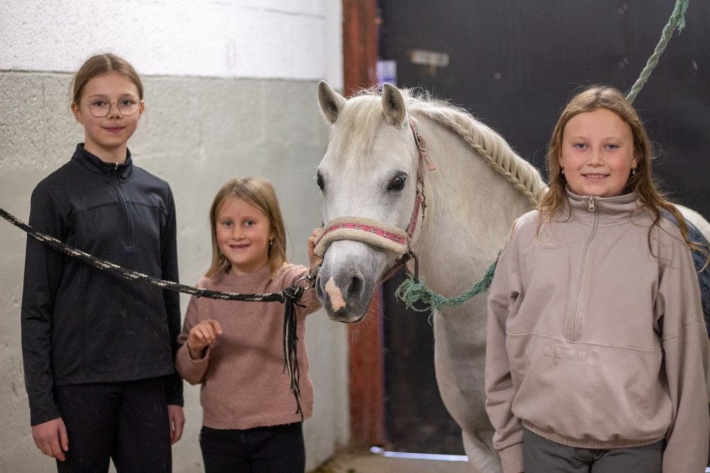 Vinnerne av stellekonkurransen: F.v. Aleena (11), Martine (7) og Selma (9). Vinnerponnien Diwa er selvfølgelig også med.