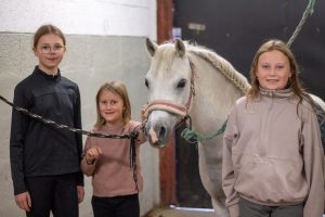 Nyhetsarkiv 12 Vinnerne av stellekonkurransen: F.v. Aleena (11), Martine (7) og Selma (9). Vinnerponnien Diwa er selvfølgelig også med.