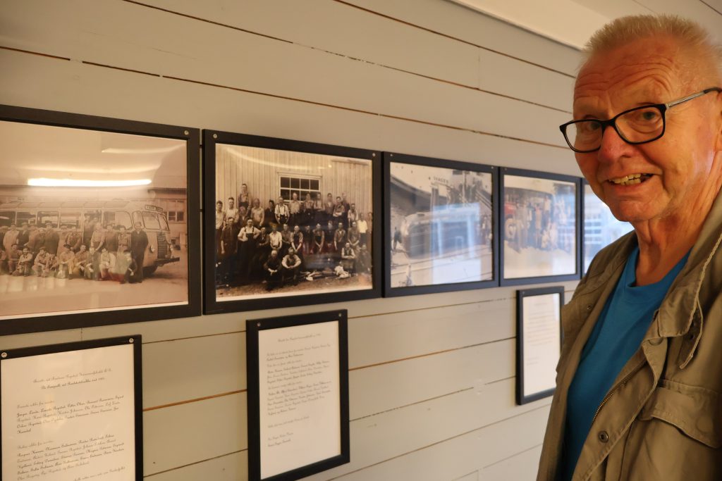 På hjul i Søgnes eldste brannbil! 9 Brannmann Ole Repstad viser bilder