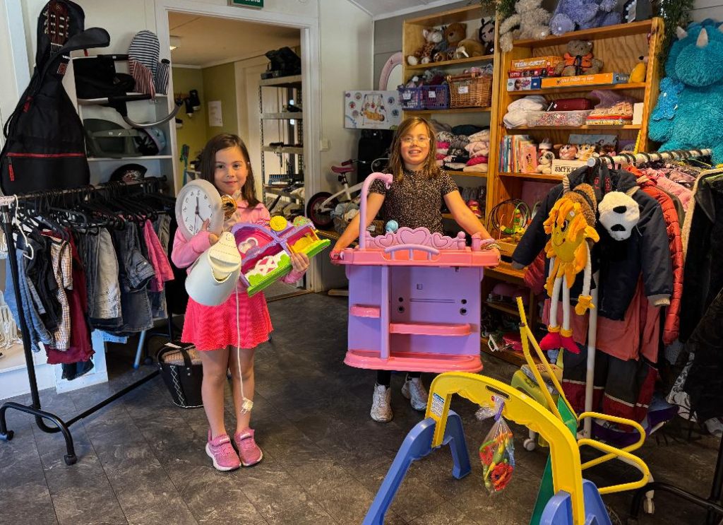 Nytt Liv på Nodelandsheia 4 Olivia Oppheim Josef (10) og Tiril Oppheim Josef (8) kom smilende med armene fulle av ting de ikke lenger har bruk for.