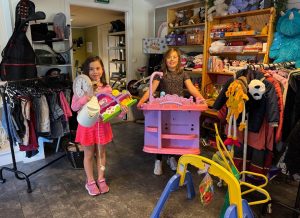 Nyhetsarkiv 2 Olivia Oppheim Josef (10) og Tiril Oppheim Josef (8) kom smilende med armene fulle av ting de ikke lenger har bruk for.