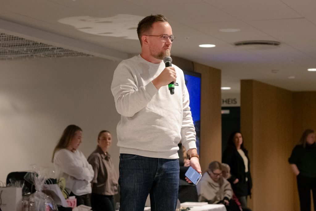 Damenes Aften på Tangvall Arena 8 Komiker Kjetil Moen får publikum til å le med sitt gode humør og morsomme vitser.