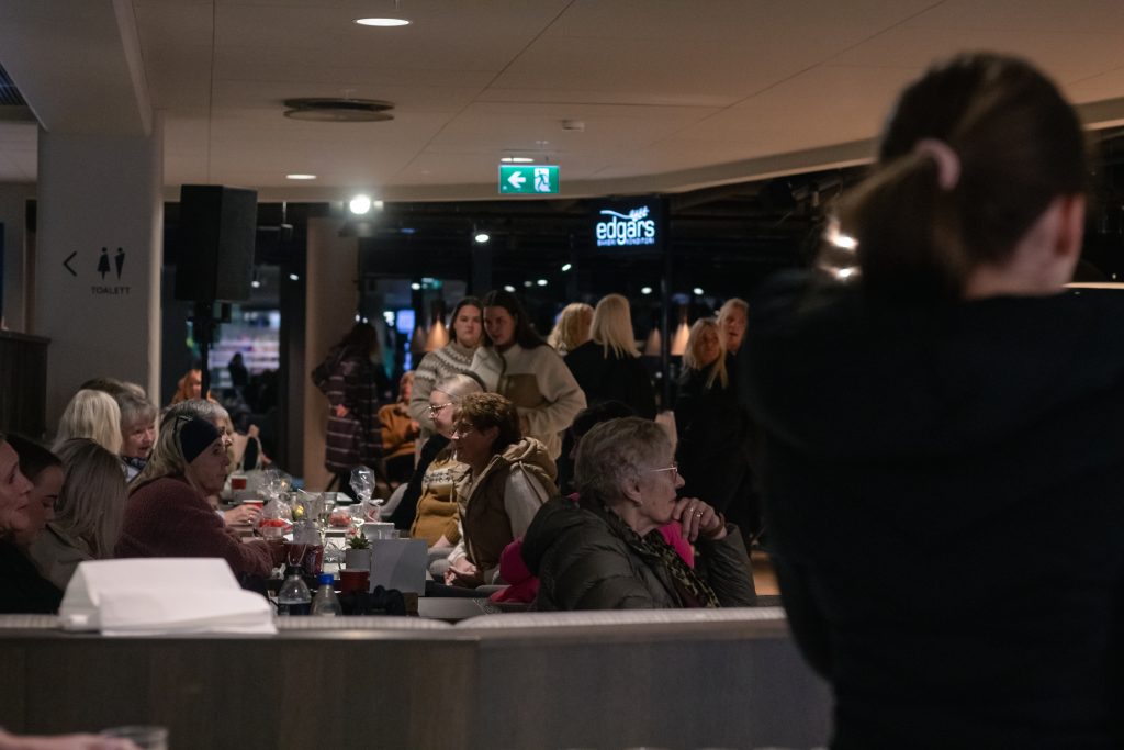 Damenes Aften på Tangvall Arena 9 Mye folk: det var så mange som tok turen til Tangvall Arena i kveld at flere måtte stå for å få med seg underholdningen.