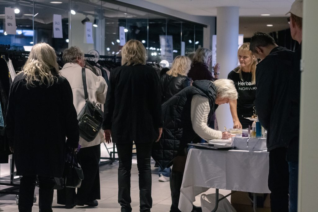 Damenes Aften på Tangvall Arena 3 Senteret bugnet av shoppingglade damer på let etter noe nytt.