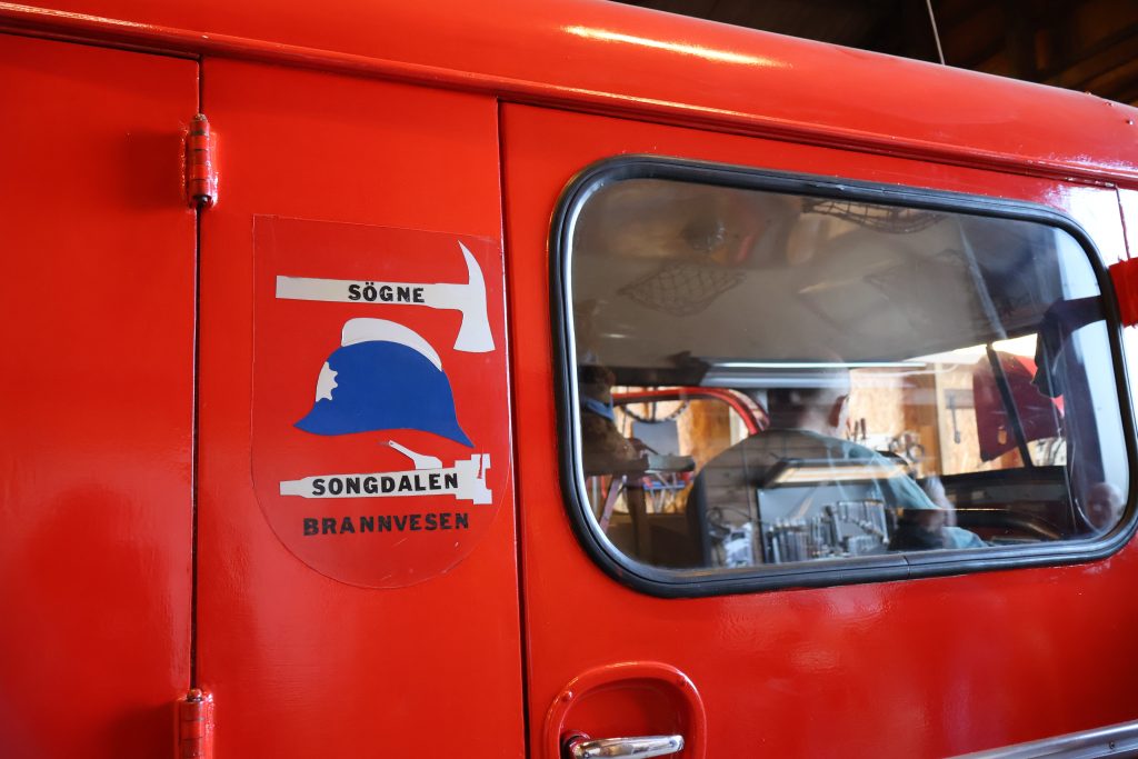 På hjul i Søgnes eldste brannbil! 4 Den gamle logoen pryder fortsatt bilen for Søgne og Songdalen brannvesen.