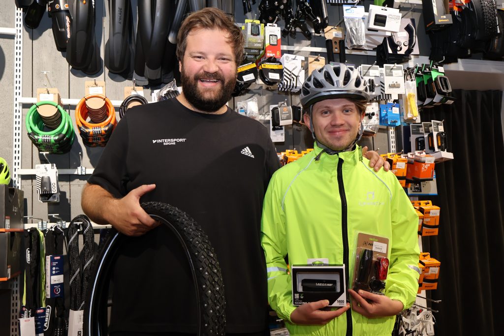 Morten Langenes og Simen Thomassen på Intersport Søgne har gode råd og produkter for sykling hele året.