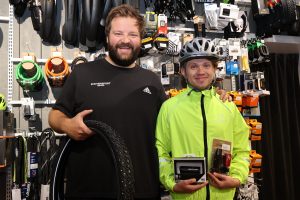 Nyhetsarkiv 4 Morten Langenes og Simen Thomassen på Intersport Søgne har gode råd og produkter for sykling hele året.