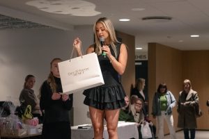 Nyhetsarkiv 2 Konferansier Tonje Frigstad deler ut gavepremier til heldige vinnere.