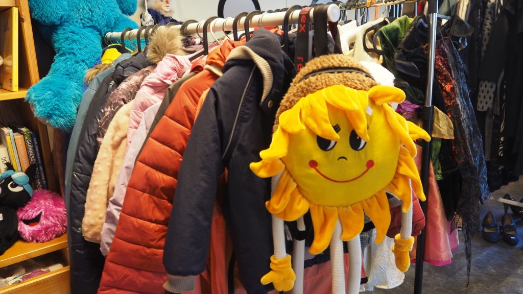 Nytt Liv på Nodelandsheia 3 Det er allerede blitt et stort utvalg av tøy på bruktbutikken Nytt liv.